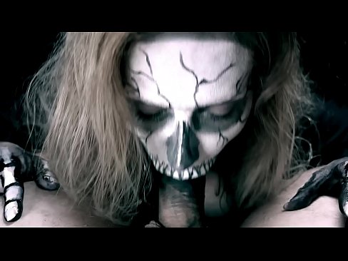 ❤️ Demon girl zuigt pik met haar zwarte mond en slikt sperma. ❤❌ Porno at us ❤