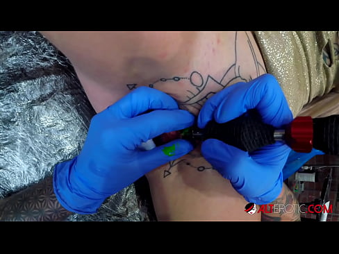 ❤️ Extreem getatoeëerde hottie Sully Savage kreeg een tatoeage op haar clitoris ❤❌ Porno at us ❤